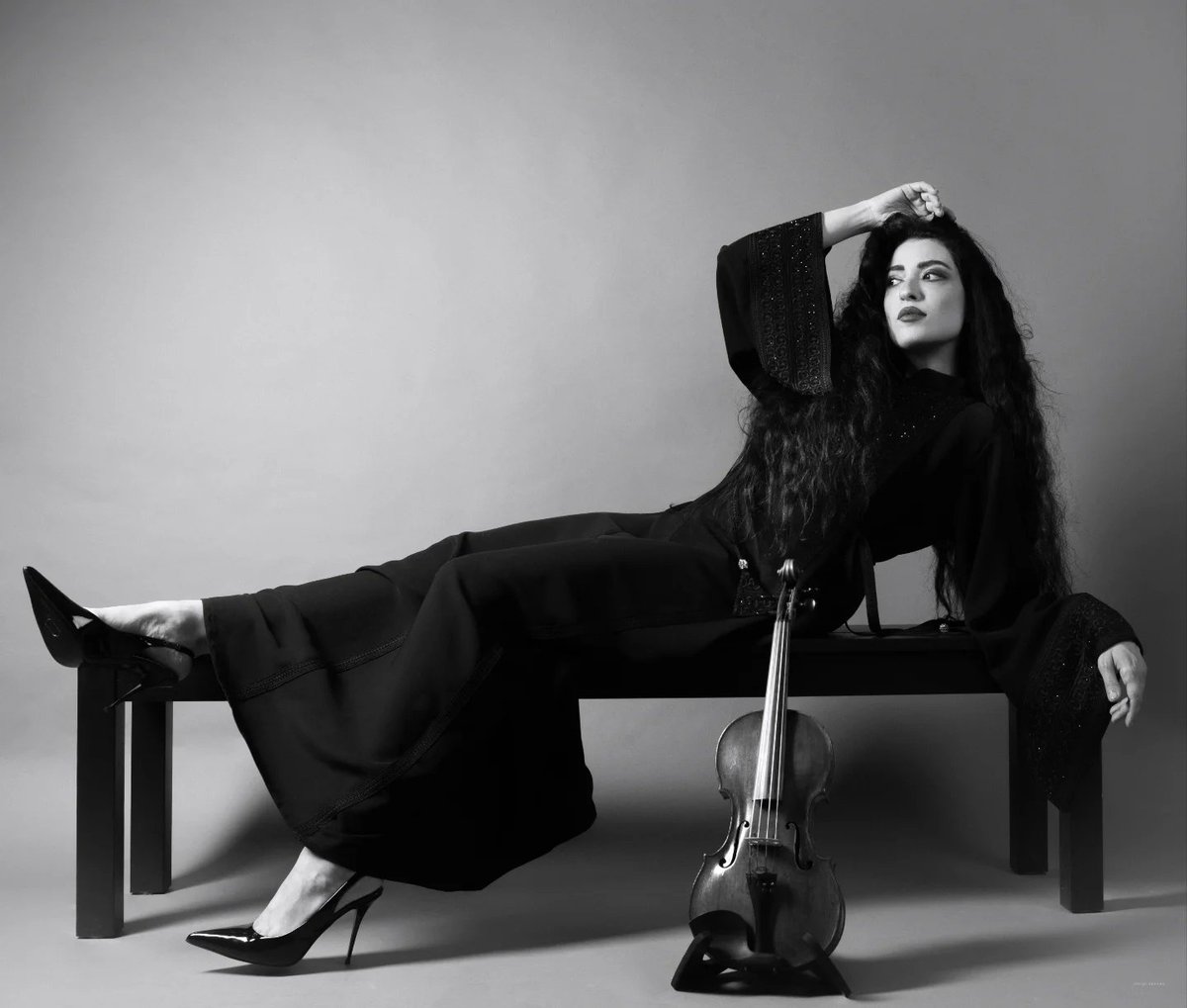 An abaya, a violin and a world of untold stories #🎻♟️ #divanessa  #♎️