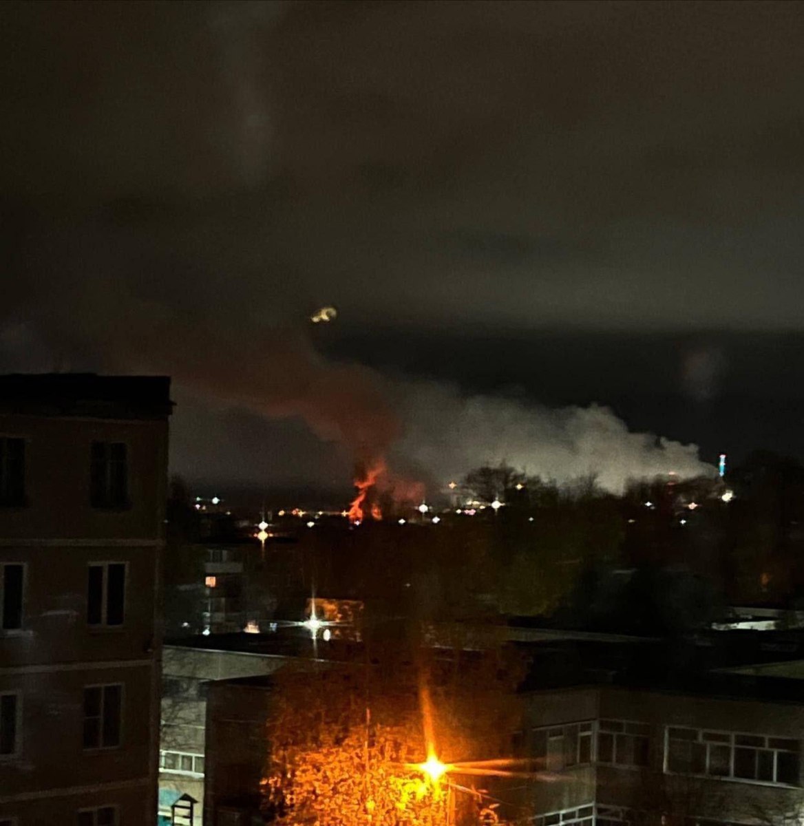 GeoPoliticsDesk's tweet image. 🇺🇦✈️ 1,500 km from the border, Ukrainian drones struck the Azot chemical plant in Berezniki, Perm Krai — one of Russia’s largest producers of ammonium nitrate &amp;amp; key explosive components.

#Ukraine #perm #Russia #ARSOLY #Binance #CriticalRole #emkel #FairCity