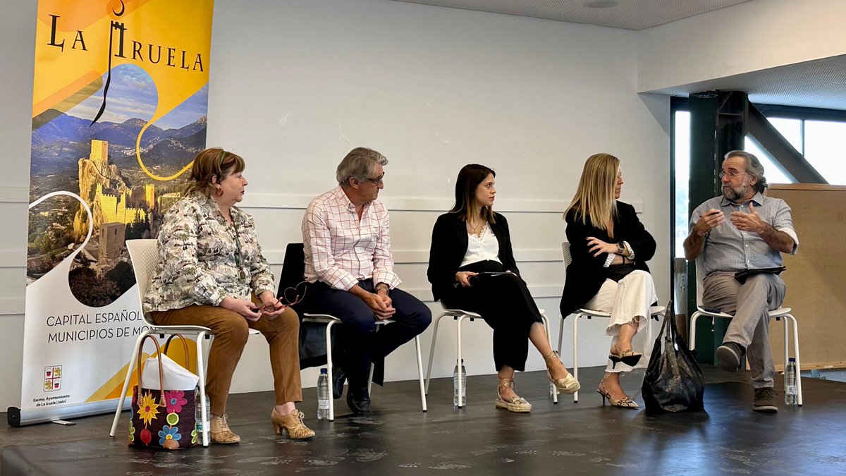 esMontanas's tweet photo. 🗣️Joan Pluma en el #IXCongresoEsMontañas:
“Es necesario un estatuto del pequeño municipio rural, en Catalunya ya lo hemos desarrollado. El consenso está claro: hay que dar una respuesta real a las necesidades de los pequeños municipios.” https://t.co/stMtmN9VZ7