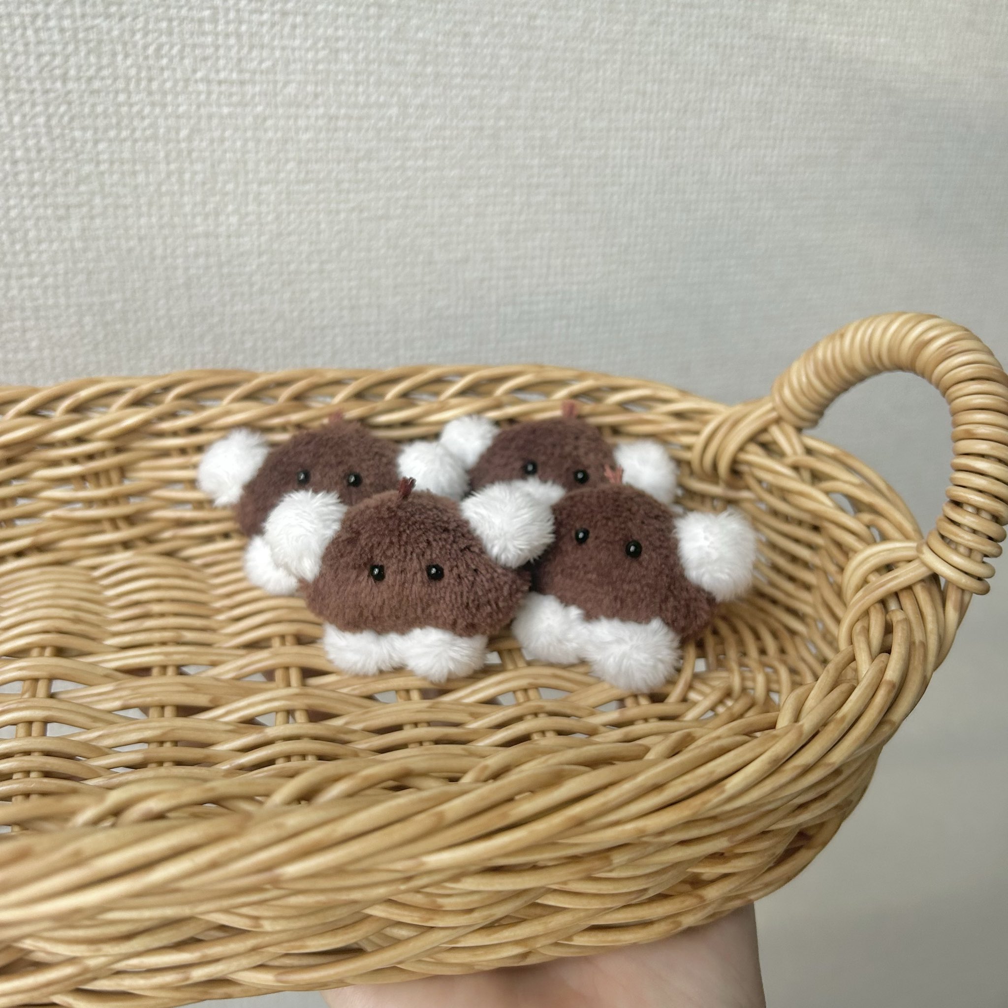 ちびクリームドーナツのぬいぐるみ　作家ラブ♡百貨店さん　ハンドメイド ラブ♡百貨店 (@lovehyakkaten) • Instagram photos and videos