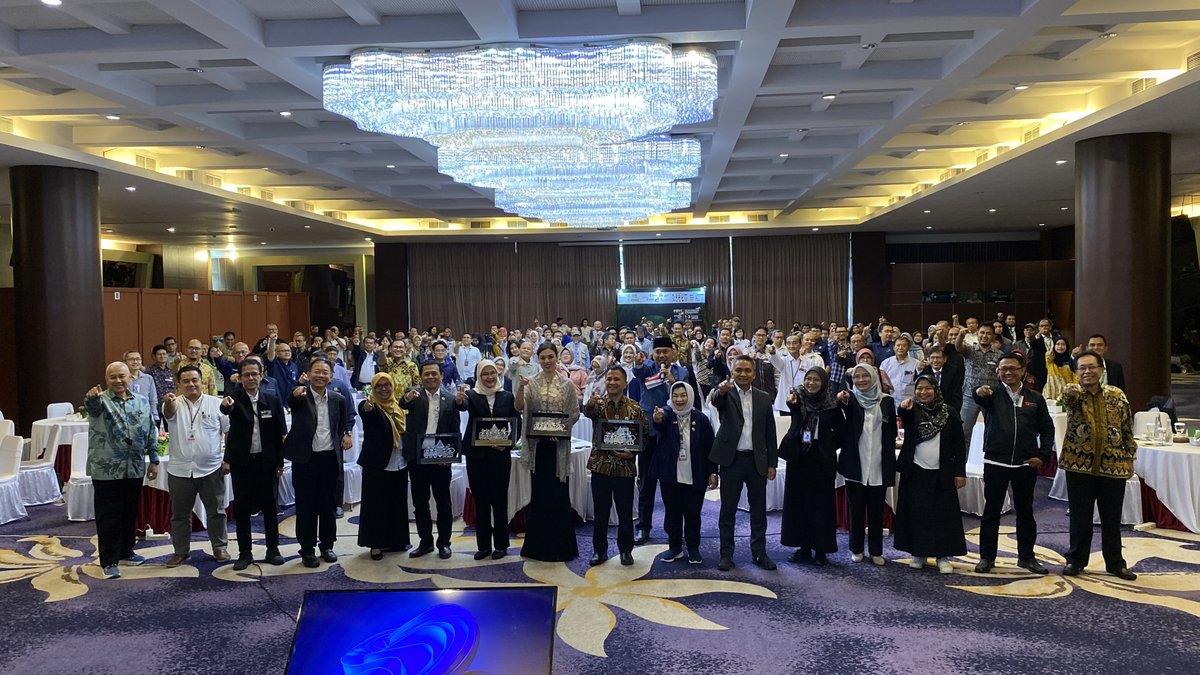🌍 Palm Oil: Science, Sustainability, and Solutions 🌍

At the 2nd Indonesia Palm Oil Research and Innovation Conference and Expo #IPORICE, CPOPC Secretary General Madam Izzana Salleh delivered a clear message:
✅ Palm oil is the most land-efficient oilseed crop, producing more