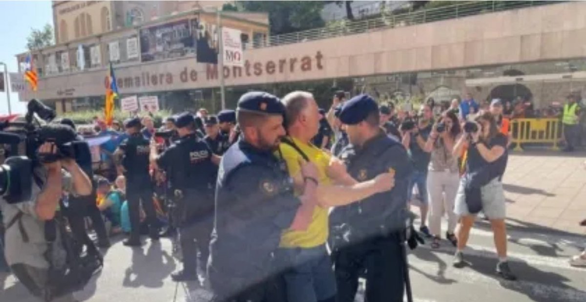A la Catalunya que volen anestesiada i espanyola, el Govern d’Illa avala que es demanin penes de presó per exercir el dret de manifestació contra la monarquia espanyola.

Totes les persones que érem a Montserrat sabem que aquest informe és mentida. Va ser una mobilització de