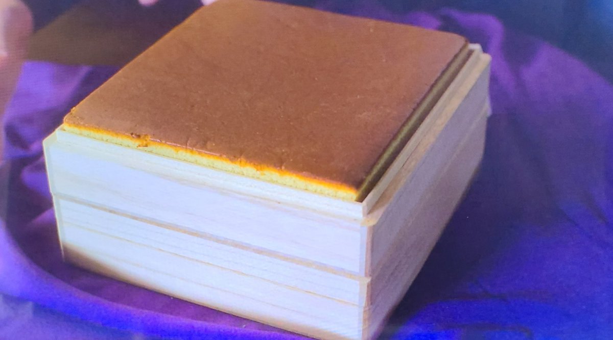 江戸時代から作られているカステラだが、値段に関する最古の記録は大正4年文明堂の1斤(1棹)80銭、現在の貨幣価値で約3,000円(参考値)。 その30年 ほど前(明治19年)、まだまだ高級品でこのサイズだから、感覚的には1~2万、或いはそれ以上かも。 ああ、カステラ食いてぇ ...