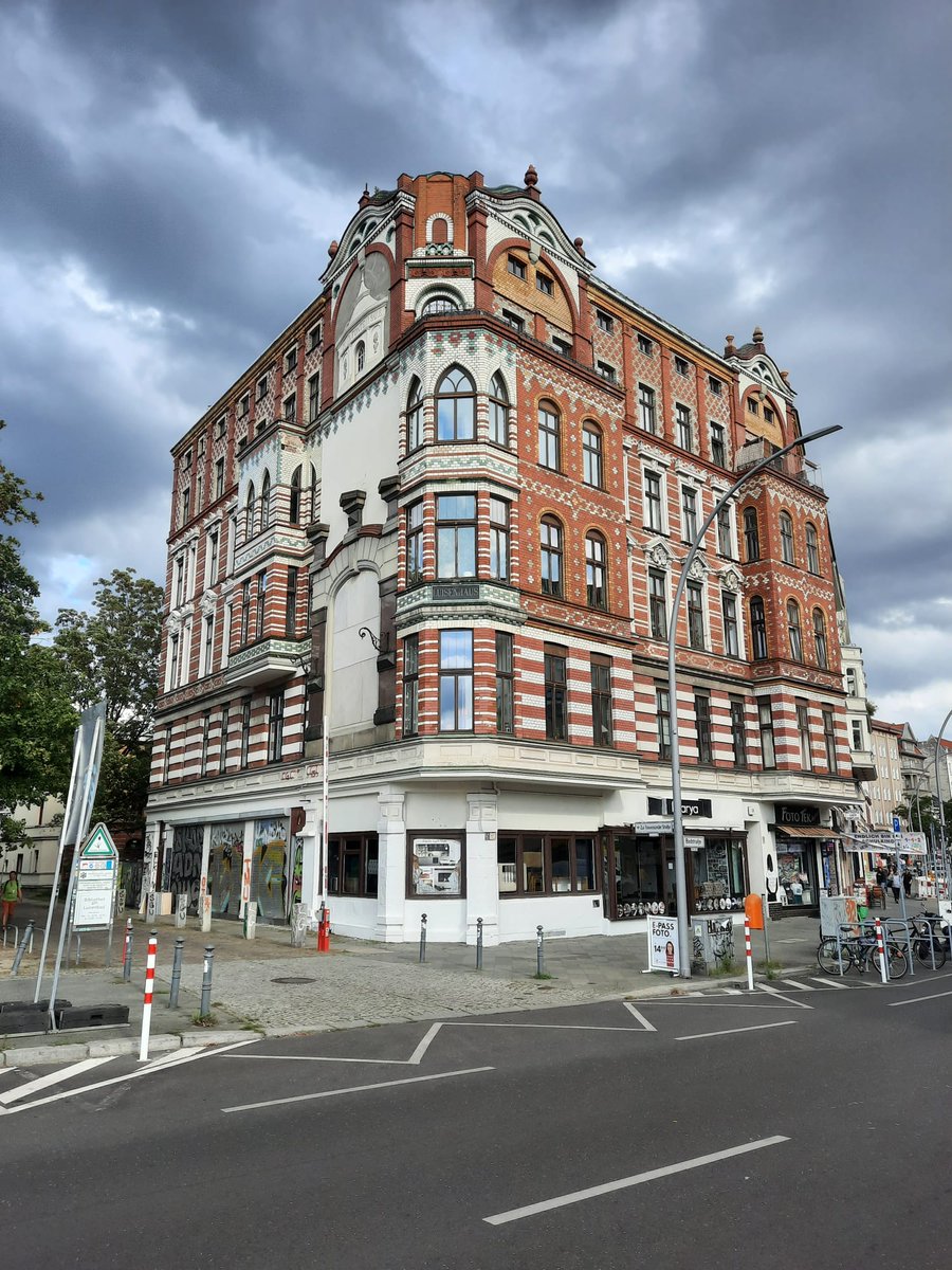 🤗🤗Das Luisenhaus ist ein denkmalgeschütztes Wohn- und Geschäftshaus am Westende der Badstraße im Berliner Ortsteil Gesundbrunnen und Teil des Denkmalbereichs „Zentrum Gesundbrunnen“.
Foto: eigenes im September 25
#Luisenhaus #Berlin