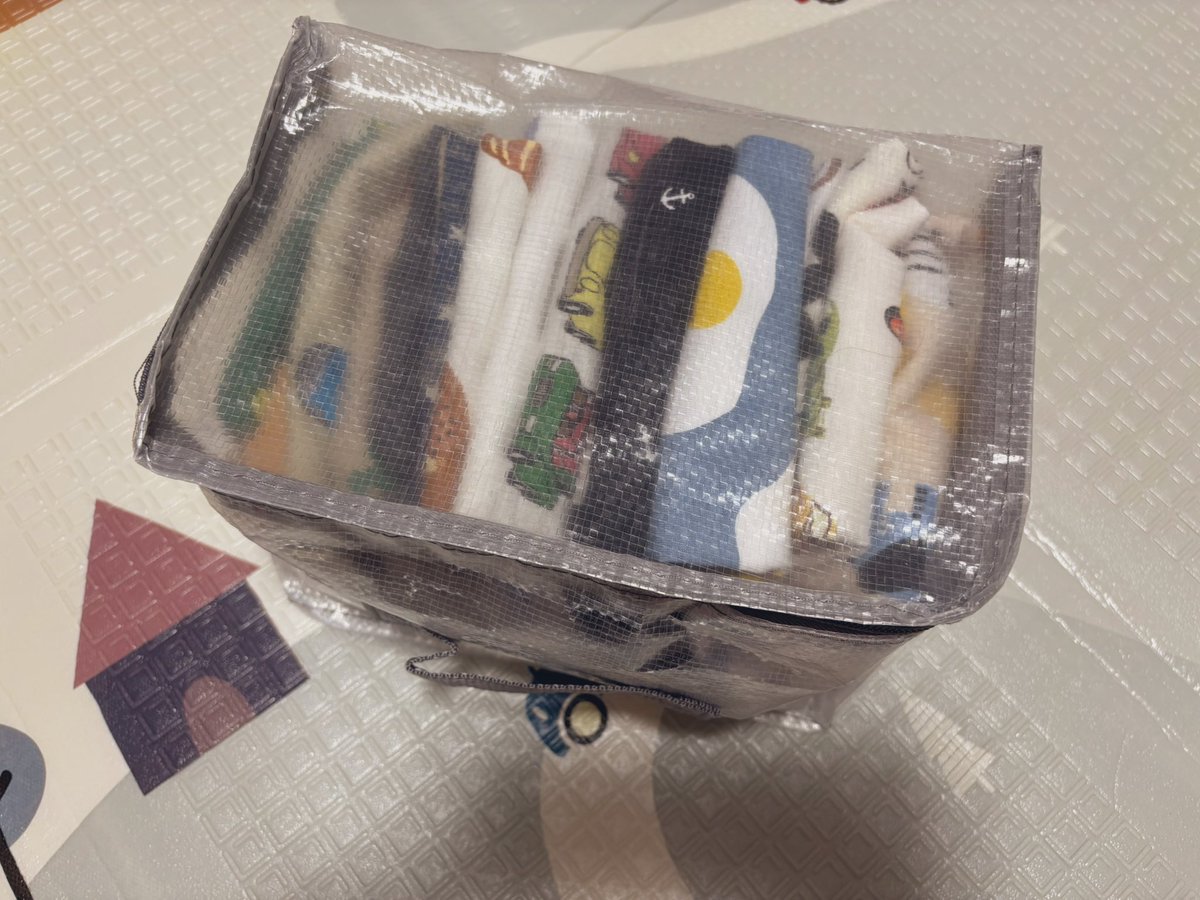 touminshitaiyou's tweet photo. それでインスタで見かけた「100均のコミックケースが子供服収納にぴったり」ってやつ、本当だった👏今回爆買いしたお洋服シンデレラフィット！！タグも切ったしこのまま来年すぐ使えるよ！セリアのが有名らしいけどダイソーにした。透けて見えるしよい。 https://t.co/AHxO8EhChk