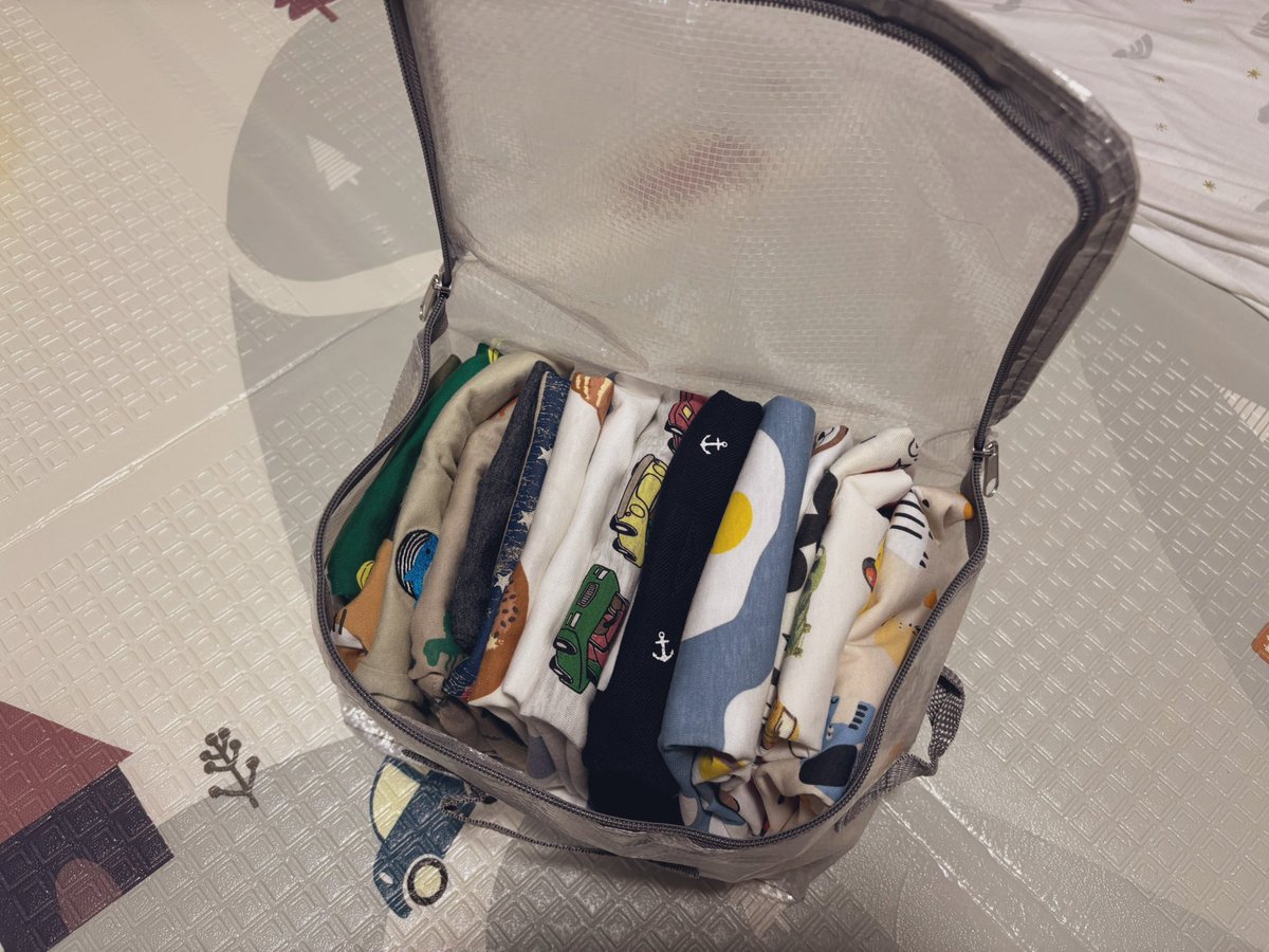 touminshitaiyou's tweet photo. それでインスタで見かけた「100均のコミックケースが子供服収納にぴったり」ってやつ、本当だった👏今回爆買いしたお洋服シンデレラフィット！！タグも切ったしこのまま来年すぐ使えるよ！セリアのが有名らしいけどダイソーにした。透けて見えるしよい。 https://t.co/AHxO8EhChk