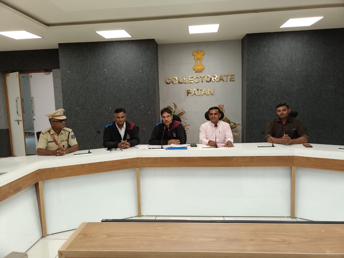 PatanDist8288's tweet photo. નાગરિક સંરક્ષણ અવેરનેસ તાલીમ કલેકટર કચેરી પાટણ ખાતે આરોગ્ય વિભાગ, શિક્ષણ વિભાગ, વકીલશ્રી, પાટણ જિલ્લા ના હોમગાર્ડઝ જવાનો એ તાલીમ મેળવી
#નાગરીકસંરક્ષણ
#civildefencevolunteers https://t.co/LXIbsF0Tti