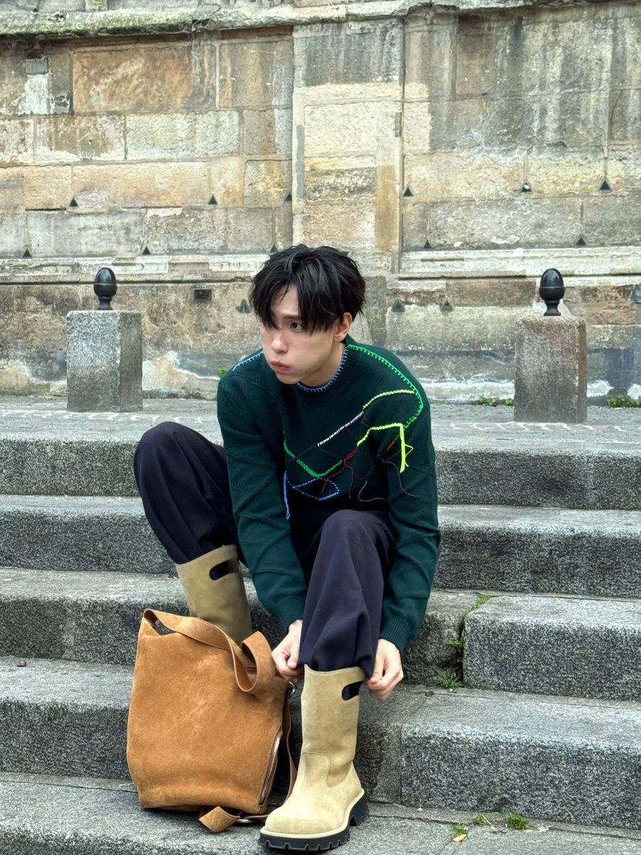 babybunny_ch's tweet image. "จูเนียร์ ปณชัย" ในลุคสุดชิล เตรียมเขย่าฟรอนต์โรว์ Loewe Spring/Summer 2026

JUNIOR FLY TO PFW SS26 

#Junniorrs 
#LOEWExJunior 
#PFW2025 #PFW 
#LOEWESS26 #LOEWE