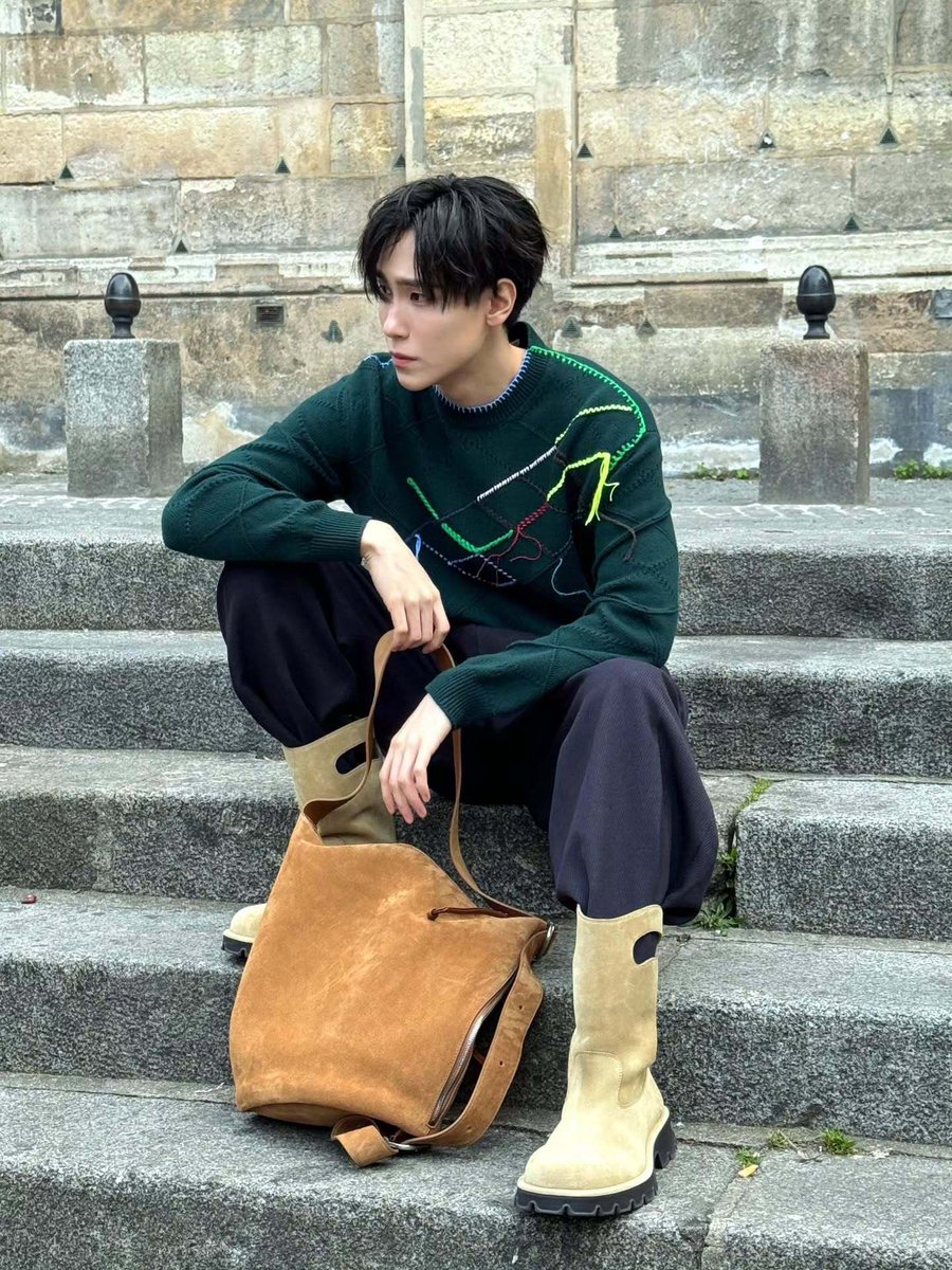 babybunny_ch's tweet image. "จูเนียร์ ปณชัย" ในลุคสุดชิล เตรียมเขย่าฟรอนต์โรว์ Loewe Spring/Summer 2026

JUNIOR FLY TO PFW SS26 

#Junniorrs 
#LOEWExJunior 
#PFW2025 #PFW 
#LOEWESS26 #LOEWE