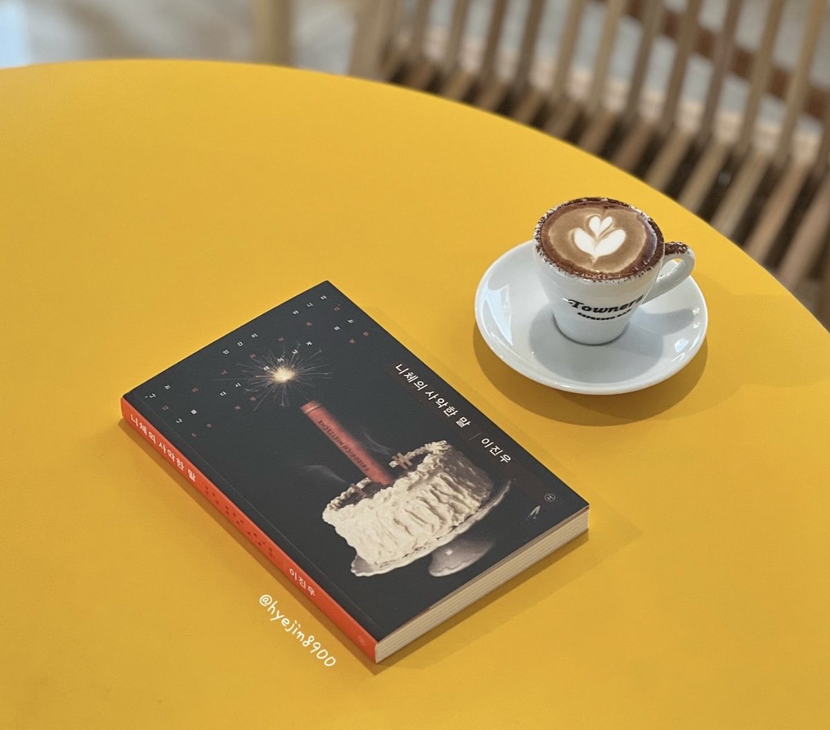 #도서제공 <니체의 사악한 말> 니체의 원전 50개와 저자의 사유가 니체를 가장 쉽고, 자유롭게 만날 수 있는 방법이 아닐까 싶었다. 그만큼 잘 읽히고, 재미있는 책이었다. 우리의 도덕 관념과 편견을 정면으로 거스르는 니체의 '사악한 말'을 통해 삶을 단단하게 만들 수 있는 시간을 가져보자!