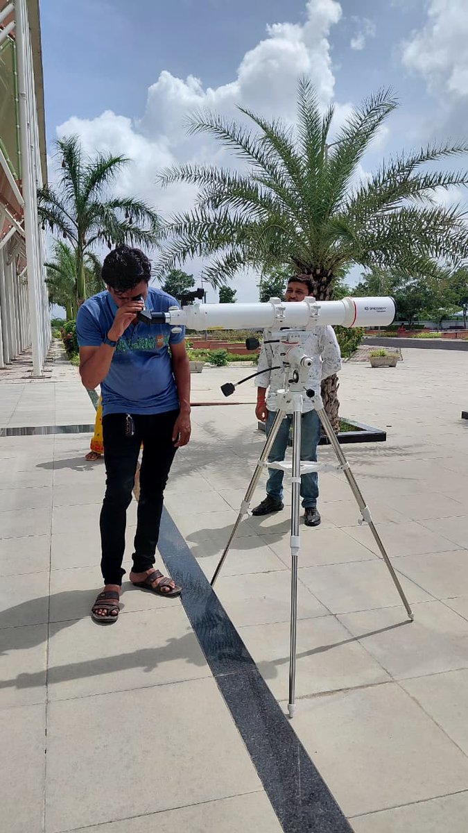 InfoGujcost's tweet image. Day 2 of the #100HoursOfAstronomy2025 (2-5th Oct) in #Gujarat is in full of cosmic excitement across all #RSCs of @InfoGujcost !

@RSCRajkot hosted constellation stories, eclipse models, lunar phase demonstrations, telescope workshops.

@RSCBhavnagar students explored rocket