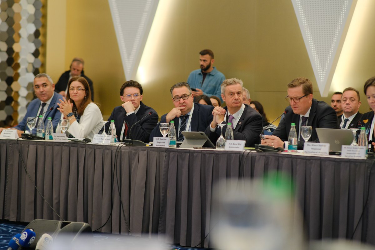 Ministers/Heads of Delegations on the occasion of the 19th Annual Working Meeting of the Ministers of Agriculture from South Eastern Europe.
#SWGMinsiterialMeeting #regionalcooperation #agriculture #ruraldevelopment #seeruralbalkans #BerlinProcess #GreenAgenda