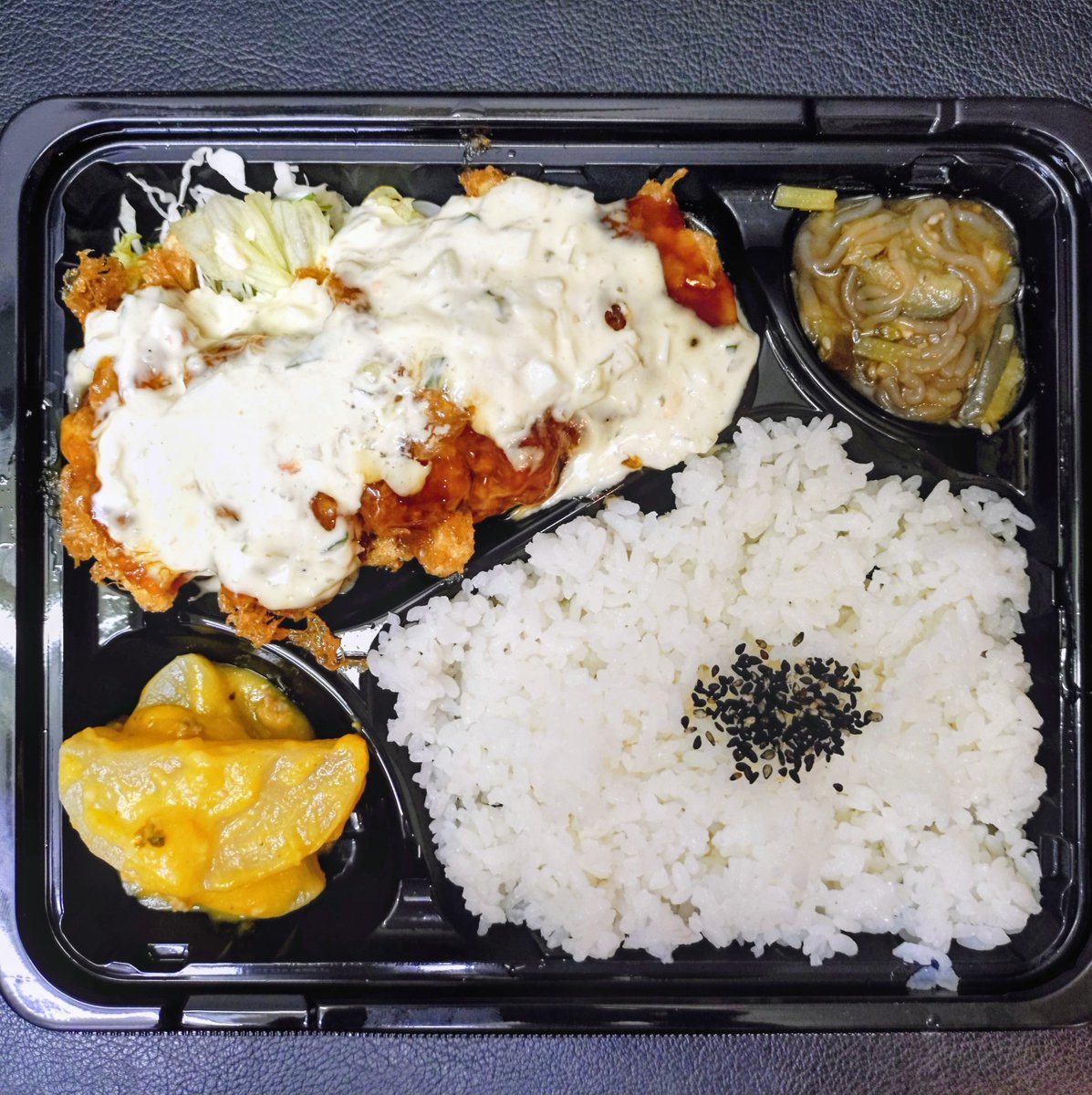 【水戸キャスト様におススメなお弁当】
ご存じ「ひろうら」さんのチキン南蛮弁当です。ジューシーな鶏肉にカリッと香ばしい衣、甘酸っぱい南蛮ダレが絡み、まろやかなタルタルが絶妙にマッチ！ボリューム満点なのに箸が止まらない！ご飯との相性も最高で、大満足のお弁当です。