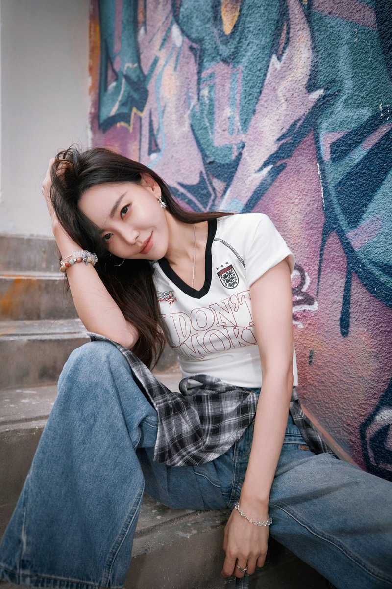 JKGreatProphecy's tweet photo. 251003 Kelly’s Weibo

Out for fun 

#KellyYu #YuWenWen #于文文 https://t.co/SyyfVPRnYq