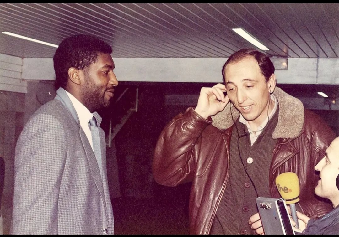 ✅ JUAN D. DE LA CRUZ:
👉 "Chicho sabía dónde estaba el aro y te la enchufaba. He visto pocos tíos con su facilidad para hacer canastas".
👉 " Fuera del baloncesto le gustaba mucho...".
👉 "Cada vez que lo veo, veo a Chicho". Su gran parecido con una estrella NBA.
📷 Forniés.