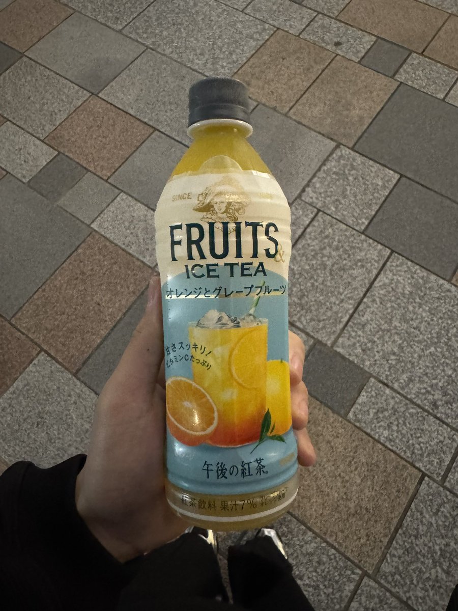 【広告事例】（先週見たやつ）
KIRIN 午後の紅茶 フルーツティーの中吊り広告。
SnowManの目黒蓮さんを起用。午後の紅茶といったら、目黒さん。全体的に爽やかなトンマナ。目黒さんを外で撮影したと思われる。

甘すぎず飲みやすかった！おいしい。