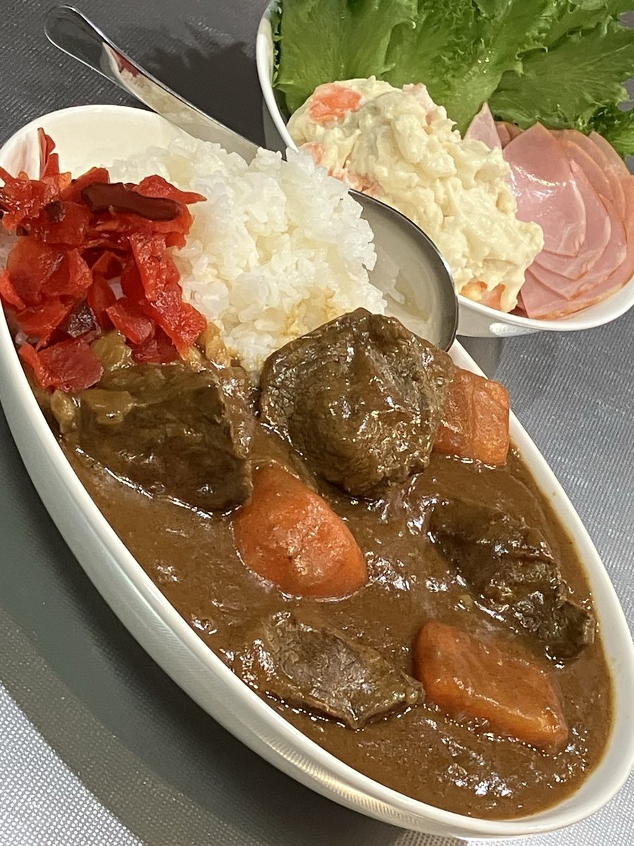 今日はデカ肉大盛りジャワカレー&amp;ポテサラのセットを食べました。おいしかったです。