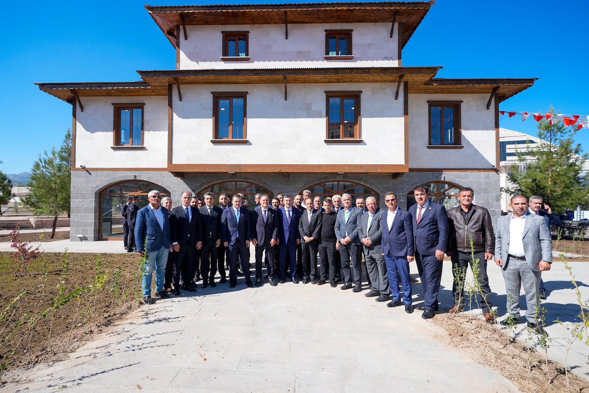 Bugün bir dizi ziyaret ve açılış programına katılmak üzere baba ocağım, memleketim Bingöl’deyiz.

Bingöl Üniversitesi’nde 2025-2026 Akademik Yılı İlk Ders Programı’na katılarak yeni dönemin heyecanını paylaşmaktan büyük mutluluk duydum. 

Bingöl Üniversitesi’nin tüm mensuplarına