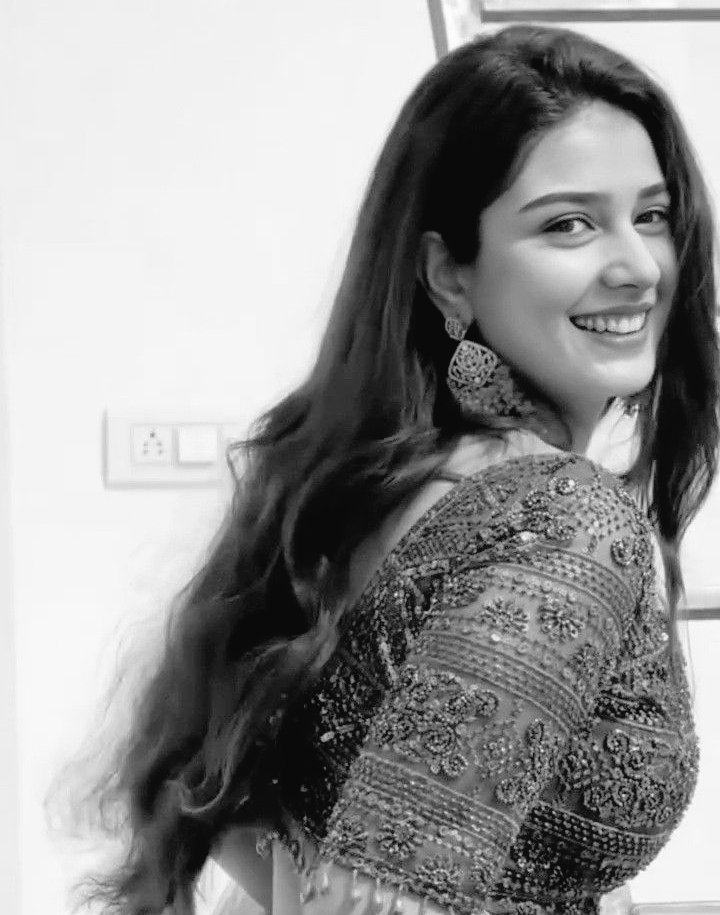 एक पुस्तक के आखिरी अध्याय की तरह है किरदार मेरा,
मुझे समझने के लिए तुम्हे कहानी के हर पृष्ठ से गुजरना होगा।