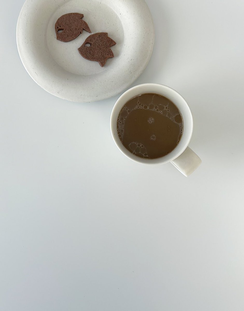 <a href="/wanwon17___/">☺︎</a> ☺︎さん…ごま油(豆乳)コーヒー試してみました本当に面白くない感想で申し訳ないのですが…美味しくびっくりです笑。豆乳だったからかあっさりコーヒーにこくが出て全然悪くないです。☺︎さんにバナナキムチよりおすすめしたいです…
たっぷりとごま油をいれたコーヒーとC×Mクッキーでおやつでした🍪