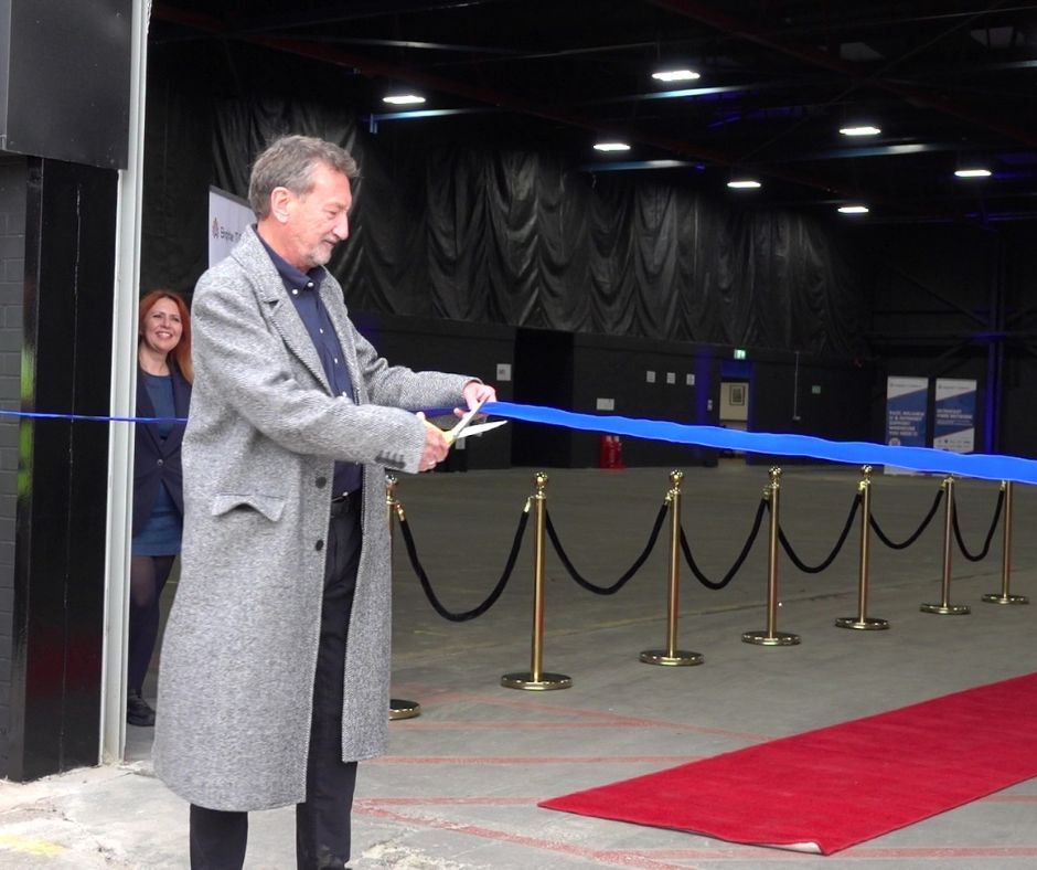 By order of the Peaky Blinders! 🐎
@digbethlocstudios officially reopened yesterday, transforming previously disused Victorian buildings into a world-class film and TV studio and workspace 🎞️
Spearheaded by Peaky Blinders creator Steven Knight who cut the ribbon and business