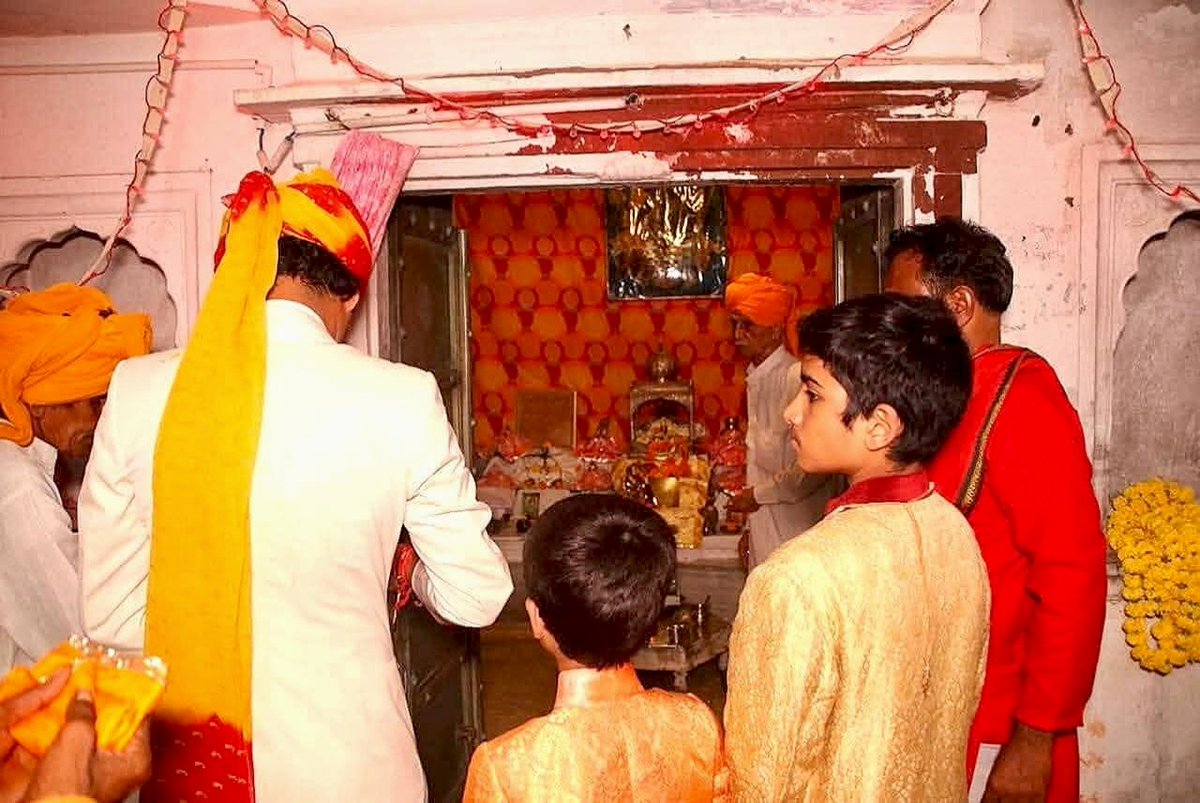 tamarsingh1's tweet image. दशहरा विजय दशमी के पावन अवसर पर पूर्व मंत्री राघौगढ़ विधायक हुकुम श्री @JVSinghINC जी ने परिवार के साथ राघौगढ़ किले में परंपरागत रीति - रिवाज के साथ शाही पूजन अर्चन किया।

जय राघोजी 🙏 

#dashara #raghogarh
#jaivardhansingh #RoyalCulture 
@digvijaya_28