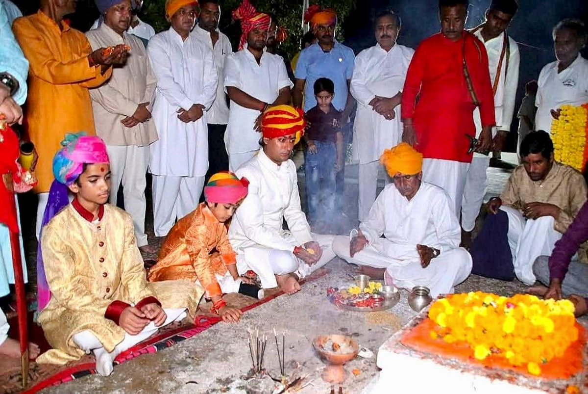 tamarsingh1's tweet image. दशहरा विजय दशमी के पावन अवसर पर पूर्व मंत्री राघौगढ़ विधायक हुकुम श्री @JVSinghINC जी ने परिवार के साथ राघौगढ़ किले में परंपरागत रीति - रिवाज के साथ शाही पूजन अर्चन किया।

जय राघोजी 🙏 

#dashara #raghogarh
#jaivardhansingh #RoyalCulture 
@digvijaya_28