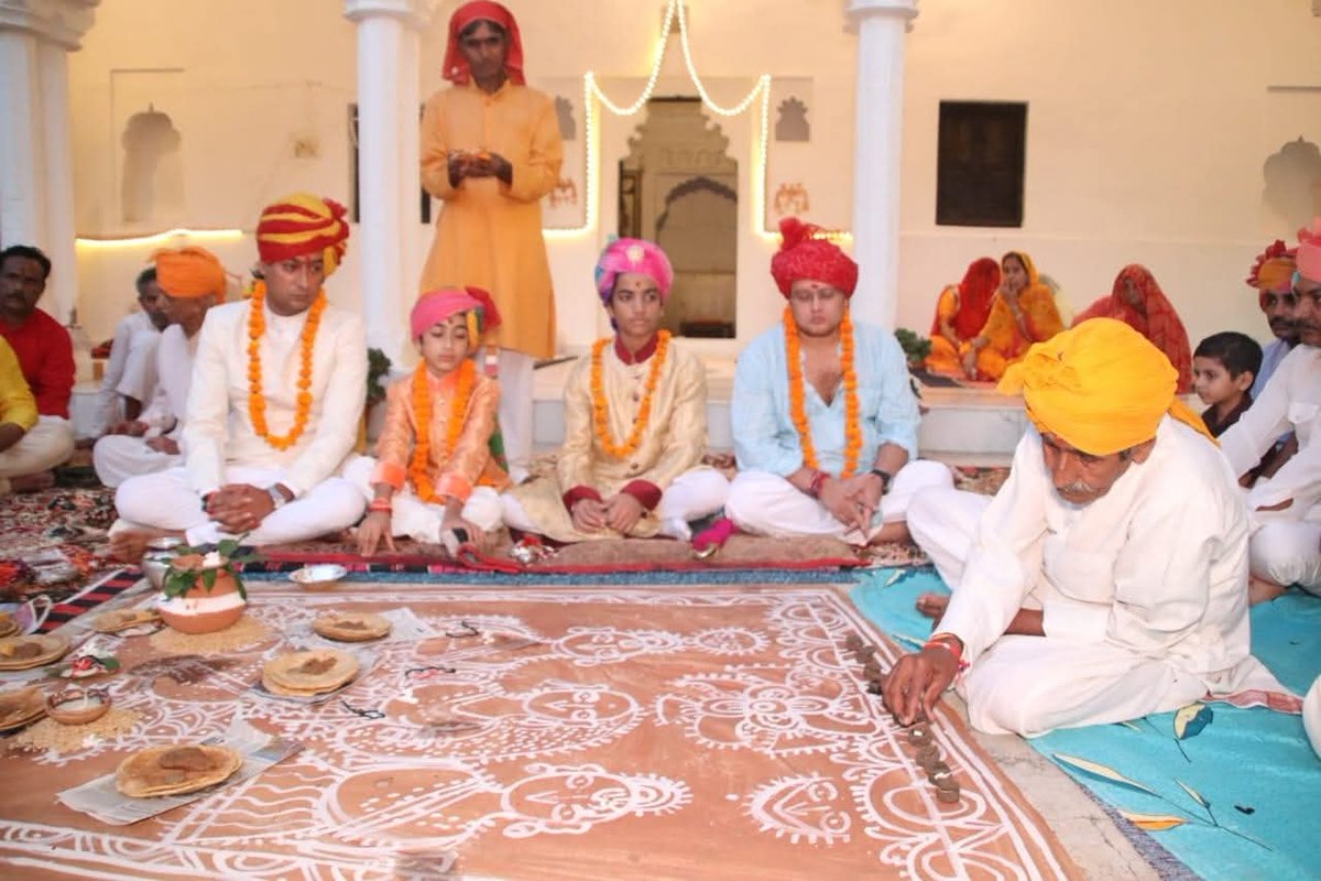 tamarsingh1's tweet image. दशहरा विजय दशमी के पावन अवसर पर पूर्व मंत्री राघौगढ़ विधायक हुकुम श्री @JVSinghINC जी ने परिवार के साथ राघौगढ़ किले में परंपरागत रीति - रिवाज के साथ शाही पूजन अर्चन किया।

जय राघोजी 🙏 

#dashara #raghogarh
#jaivardhansingh #RoyalCulture 
@digvijaya_28