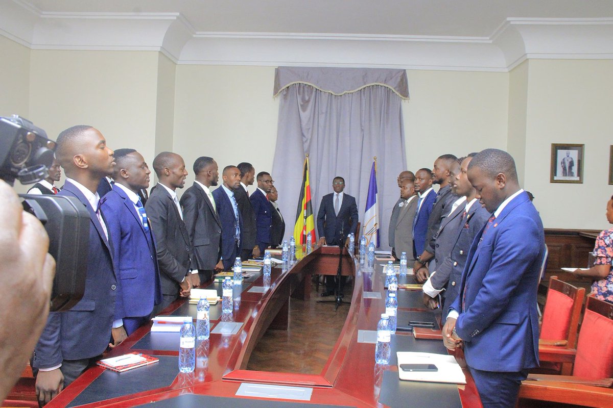 Enkya ya leero nsisinkanye abakulembeze b'abayizi okuva mu Kamplala International University; aba Guild Union, Nkobazambogo n'abalala.

Mbasiribidde ensonga 10 omukulembeze omulungi z'alina okubeera nazo.

1. Obwesimbu
2. Obwetowaze
3. Okuwuliriza
4. Okubaako gy'otunudde