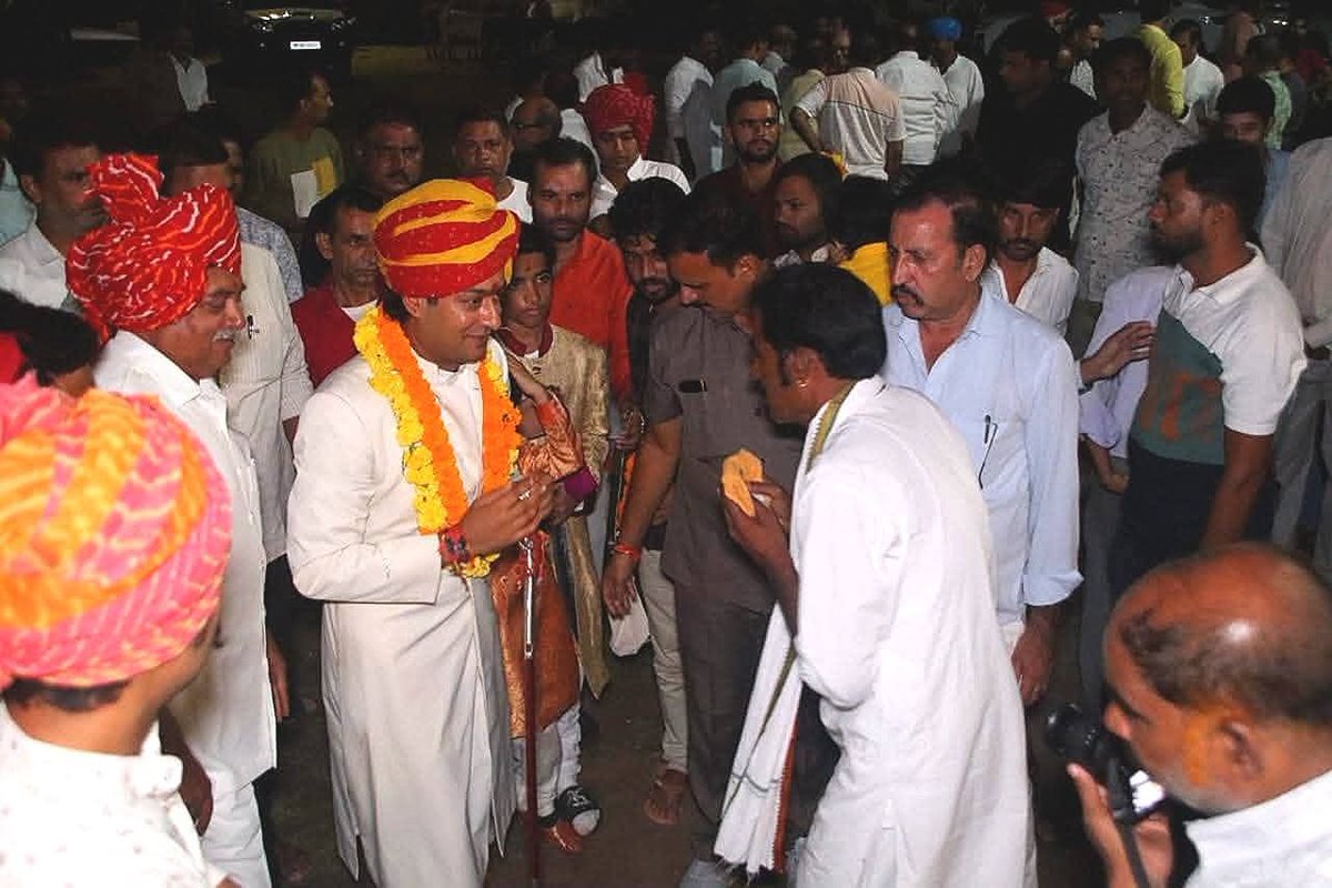 tamarsingh1's tweet image. दशहरा विजय दशमी के पावन अवसर पर पूर्व मंत्री राघौगढ़ विधायक हुकुम श्री @JVSinghINC जी ने परिवार के साथ राघौगढ़ किले में परंपरागत रीति - रिवाज के साथ शाही पूजन अर्चन किया।

जय राघोजी 🙏 

#dashara #raghogarh
#jaivardhansingh #RoyalCulture 
@digvijaya_28