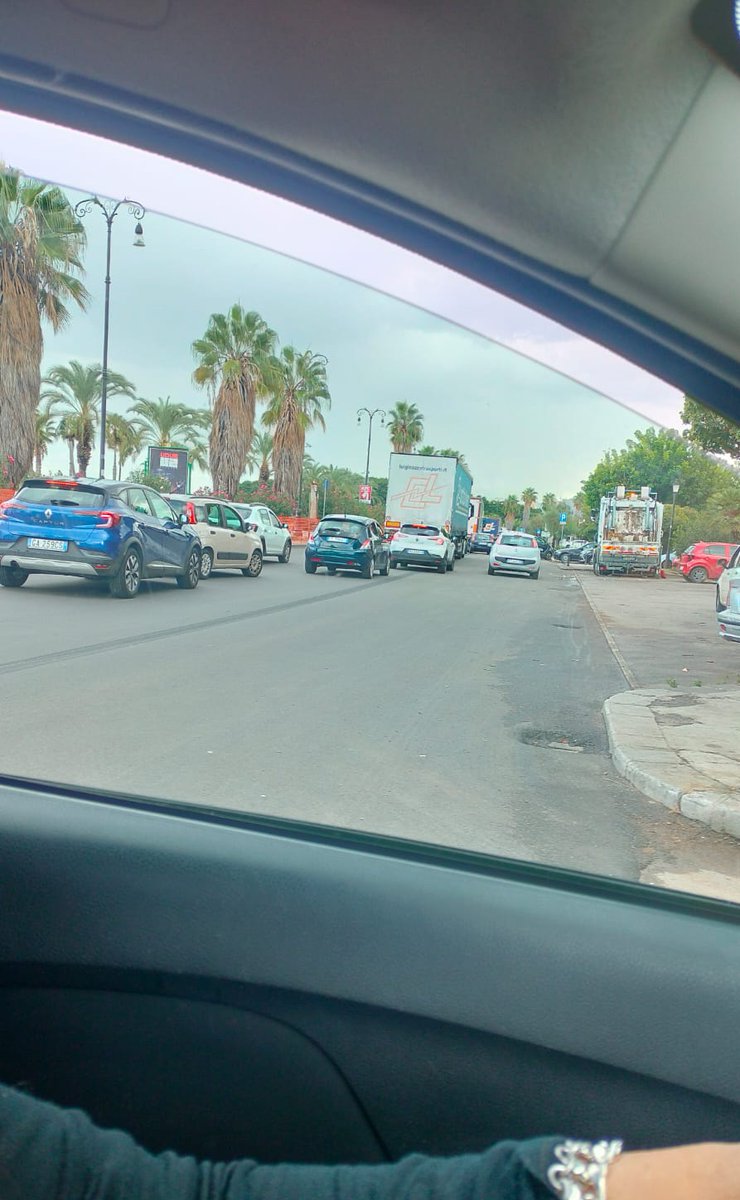 bubetteparis65's tweet photo. @PalermoToday Complimenti al genio che stamattina, dopo giorni di pausa, ha deciso di far riprendere i lavori di asfaltamento del Foro Italico oggi: intasati per ore, perché le auto scendono a mare visto il corteo zona stazione, ottima intuizione, grazie! https://t.co/LkEd5dNe6C