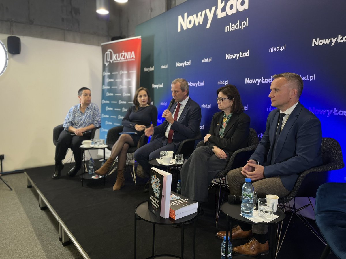 🔥 Za nami arcyciekawa dyskusja wokół książki „Jak uniknąć demograficznej katastrofy” <a href="/Przeswity/">Wydawnictwo Prześwity</a>, podczas której Autorzy (<a href="/BartoszMarczuk/">Bartosz Marczuk</a> i <a href="/mic_kot/">Michał Kot</a>) wielokrotnie musieli bronić swoich tez. 🎙️ To była dyskusja nie tylko o liczbach i trendach, ale przede wszystkim o żywych