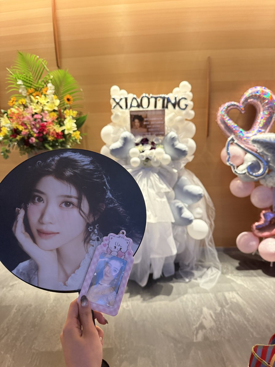 anne_ting12's tweet photo. 最高にかわいいフラスタ出してます💐🤍
たくさん写真撮ってください！！

 #Kep1er #ケプラー  #케플러
 #シャオティン #XIAOTING  #샤오팅
 #Into_The_Orbit_Kep1asia
 #소중한_소정이에게 https://t.co/pIKmNihnq1
