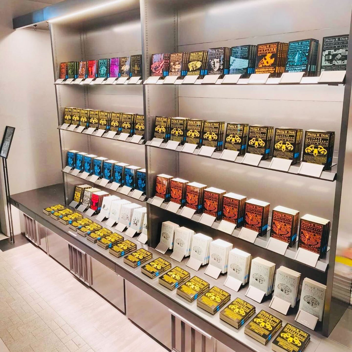 HayakawaFactory's tweet image. 🪇今週末のお出かけに🚗

フィリップ・K・ディック展＠大垣書店麻布台ヒルズ店

見応えたっぷり、会場限定発売「Tシャツ　アンドロイドは電気羊の夢を見るか？　ゴールド／バックプリント」もあり、さらに数量限定商品もたくさんご用意しています✨

行った方は、ぜひ「 #pkd展 」をつけてご感想を！