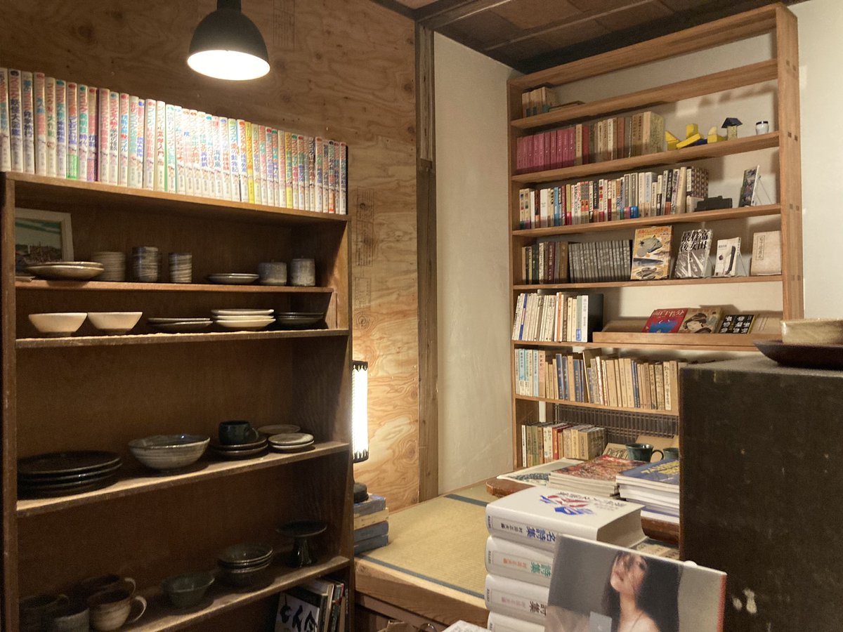 本日の営業は終了です。
お越しいただいた皆さま、誠にありがとうございました。

来週の営業ですが、古本仕入れなどが続く予定でお休みを頂きます。休みが多く申し訳ないですが、何卒ご容赦ください