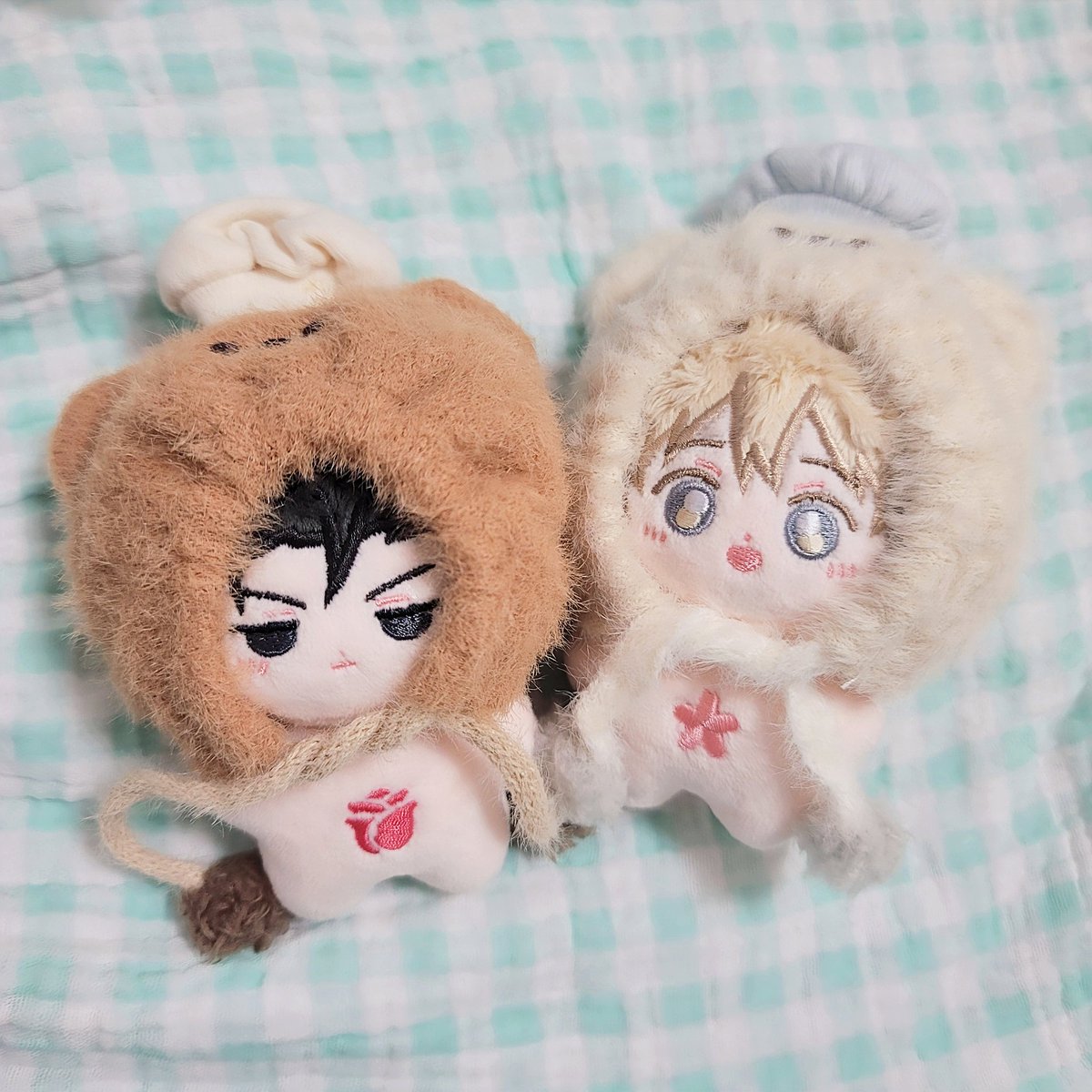 - 아저씨, 너무 귀여워요! (부빗)
- ...쉬펄..네가 더 귀여워..(/////)
- 네? 못 들었어요~🤭
- .....쉬펄..(////////)

#한입에와앙_미니범준 #미니위편즈 #위험한편의점