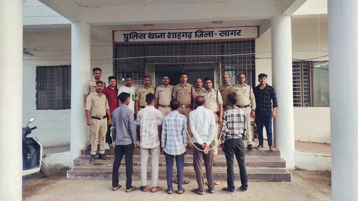SPSagarmp's tweet image. 📢 सागर पुलिस की बड़ी कार्रवाई

थाना शाहगढ़ क्षेत्र में हुए हत्या कांड का खुलासा ✅
पुलिस टीम ने त्वरित कार्रवाई कर 05 आरोपियों को गिरफ्तार कर घटना में प्रयुक्त कुल्हाड़ी व डंडे जप्त किए।
फरार आरोपियों की तलाश जारी है।

#SagarPolice #MPSaferSociety #mppolice