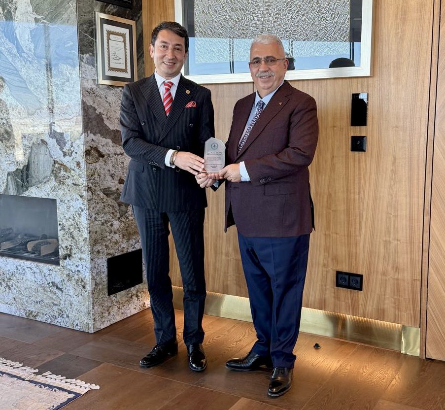 olcerahmet's tweet photo. Bugün Eğitim Gücü Sen Çorum İl Yönetimimizle birlikte iş dünyamızın önemli temsilcilerinden kıymetli hemşehrimiz Ahmet Ahlatçı’yı ziyaret ettik.

Ahmet Bey’in Çorum’da hayata geçirdiği Ahlatçı Kuyumculuk Mesleki Eğitim Merkezi, 2025-2026 eğitim-öğretim yılında 161 öğrencimizi kabul ederek gençlerimize hem iş garantisi hem de sosyal destekler sunacak. Öğrencilerimize verilen maaş desteği, mezuniyet sonrası doğrudan istihdam imkânı, kız öğrencilere çeyiz, erkek öğrencilere askerlik desteği gibi uygulamalar, gerçekten örnek alınması gereken bir vizyon ortaya koyuyor.

Eğitime olan gönülden desteği, gençlerimize sağladığı imkânlar ve Çorum’un geleceğine yaptığı katkılar için kendisine şükran plaketimizi takdim ettik.

Bu anlamlı ziyarette; İl Başkan Yardımcılarımız Prof. Dr. Muammer Cengil, Banu Özdil Yücel, Hüseyin Evci ile birlikte Ahmet Ahlatçı ve Yağmur Ahlatçı Yiğittaşçı’ da bizlerleydi.

Çorum’un geleceğine yapılan bu yatırımlar için bir kez daha teşekkür ediyorum.

@muammercengil @AhlatciHolding @ahlatcikuyumcu @EgsCorum