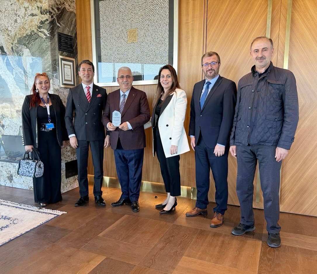 Bugün Eğitim Gücü Sen Çorum İl Yönetimimizle birlikte iş dünyamızın önemli temsilcilerinden kıymetli hemşehrimiz Ahmet Ahlatçı’yı ziyaret ettik.

Ahmet Bey’in Çorum’da hayata geçirdiği Ahlatçı Kuyumculuk Mesleki Eğitim Merkezi, 2025-2026 eğitim-öğretim yılında 161 öğrencimizi
