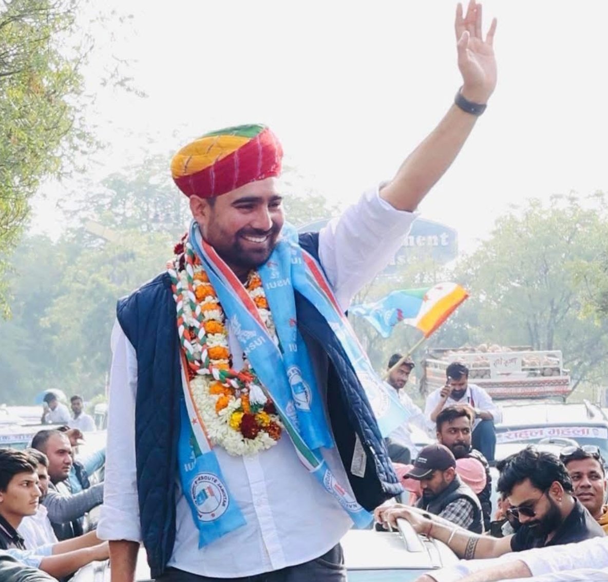 ताला आज़ अगर शरीर पर लगा है, 
तो आत्मा और विचारों को कोई कैद नहीं कर सकता...

आज तीन दिन से विनोद जाखड़ अपने साथियों के साथ केंद्रीय जेल में हैं। ना कोई मुलाक़ात की इजाज़त, ना कोई इंसाफ की उम्मीद दिखाई दे रही है। यह सिर्फ एक गिरफ्तारी नहीं ये लोकतंत्र के उस सच्चे कार्यकर्ता की