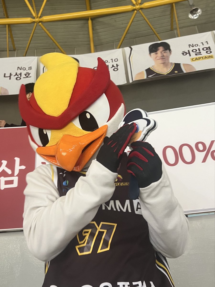 오늘 클래퍼 부족해서 옆집야구팀 칭구 누리 짝짝이 챙겨갔는데 챔비한테 딱 들켰어 ㅋㅋㅋㅋㅋㅋ
쓰읍…? 이게뭐지? 하다가 쓰다듬어줌 ㅋㅋㅋ

송골매와 갈매기의 만남 🦅