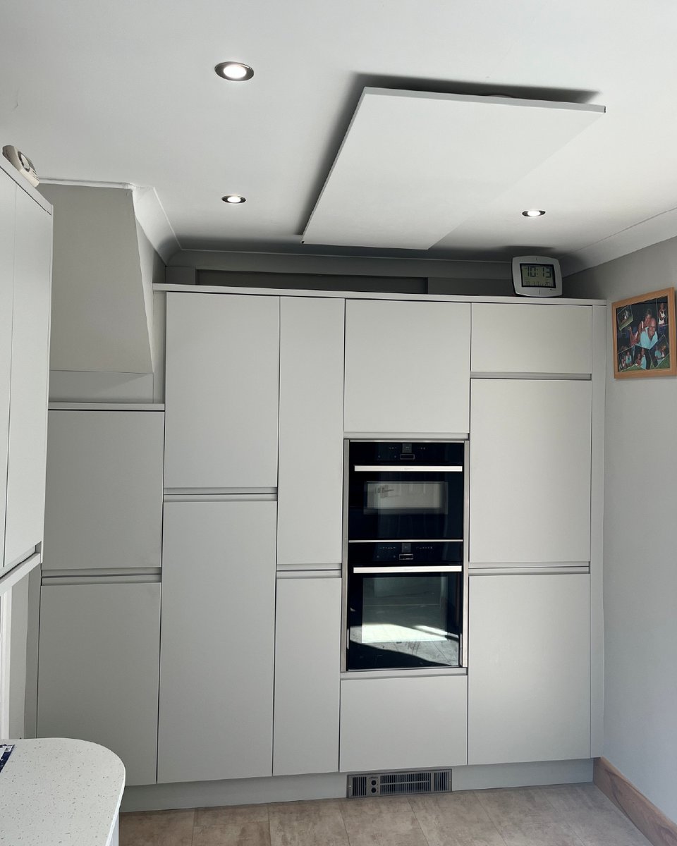 herschel_ir's tweet image. Huge thanks to Charlie for sharing these stunning kitchen pics! Our discreet ceiling-mounted Comfort panels keep the space warm while maximising wall &amp;amp; floor space. 🗣️ “They’re up and working really well. Thanks again.” View the range here: herschel-infrared.co.uk/infrared-heati…