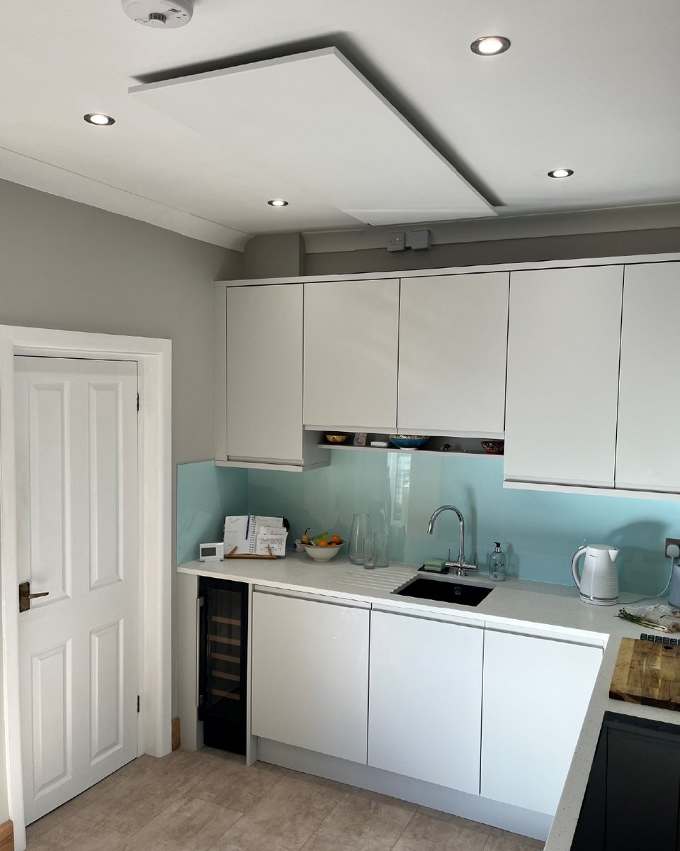 herschel_ir's tweet image. Huge thanks to Charlie for sharing these stunning kitchen pics! Our discreet ceiling-mounted Comfort panels keep the space warm while maximising wall &amp;amp; floor space. 🗣️ “They’re up and working really well. Thanks again.” View the range here: herschel-infrared.co.uk/infrared-heati…