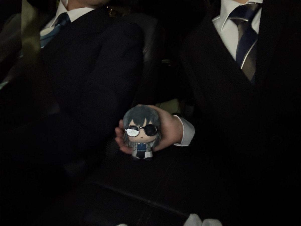 友達からスーツでドライブしようっていう最高の誘いきたから今から行く