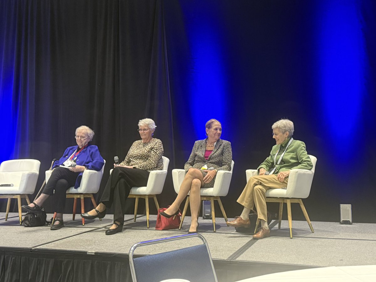 DesertTraumaMom's tweet image. #AWS2025 @WomenSurgeons Pioneering women leaders. So lucky to hear how they became leaders.