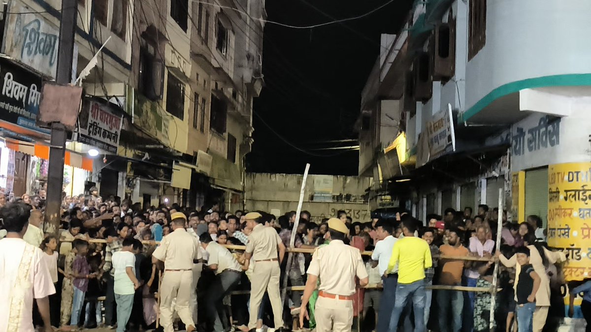 anhnews2's tweet image. #Rajsamand: नगर परिषद ने रावण का पुतला बनाने वाले व आतिशबाजी के ठेकेदार को जारी किए नोटिस,मामले की जांच के लिए कमेटी का गठन,रिपोर्ट के बाद ही होगा ठेकेदारों को भुगतान,भीड़ के बीच में दो सांड के प्रवेश मामले में संबं​धित जमादार के ​खिलाफ अनुशासनात्मक कार्रवाई करते हुए किया निलंबित