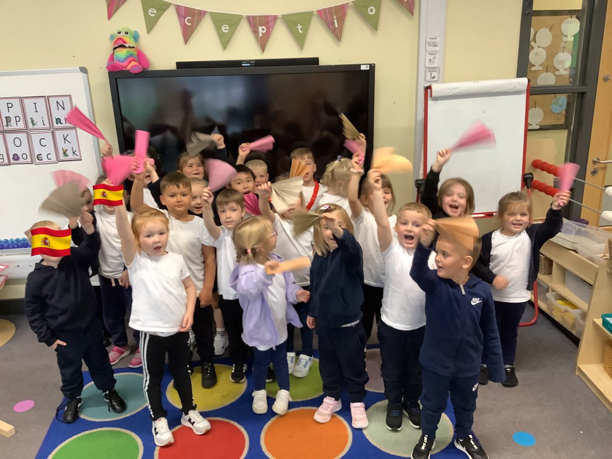 staynorHprimary's tweet image. 🇪🇸🪭Team reception having a MAGNIFICO time making their Spanish fans for our whole school DT day. #spanishculture #designandtechnology
