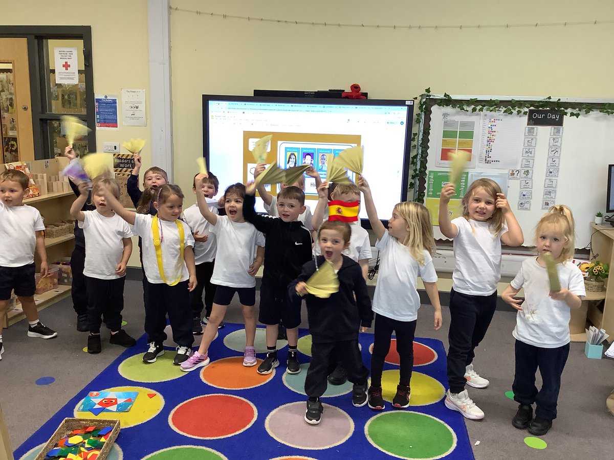 staynorHprimary's tweet image. 🇪🇸🪭Team reception having a MAGNIFICO time making their Spanish fans for our whole school DT day. #spanishculture #designandtechnology