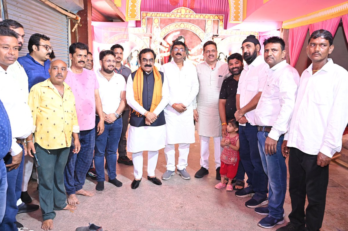 Office Of Rakesh Singh (@ofcrakeshsingh) on Twitter photo लोक निर्माण मंत्री माननीय श्री <a href="/MPRakeshSingh/">Rakesh Singh</a> जी ने आज जबलपुर में हाउ बाग गोरखपुर व्यापारी संघ द्वारा आयोजित 'दशहरा चल समारोह' में सम्मिलित होकर मातारानी का आशीर्वाद प्राप्त किया। लोक निर्माण मंत्री माननीय श्री <a href="/MPRakeshSingh/">Rakesh Singh</a> जी ने आज जबलपुर में हाउ बाग गोरखपुर व्यापारी संघ द्वारा आयोजित 'दशहरा चल समारोह' में सम्मिलित होकर मातारानी का आशीर्वाद प्राप्त किया।