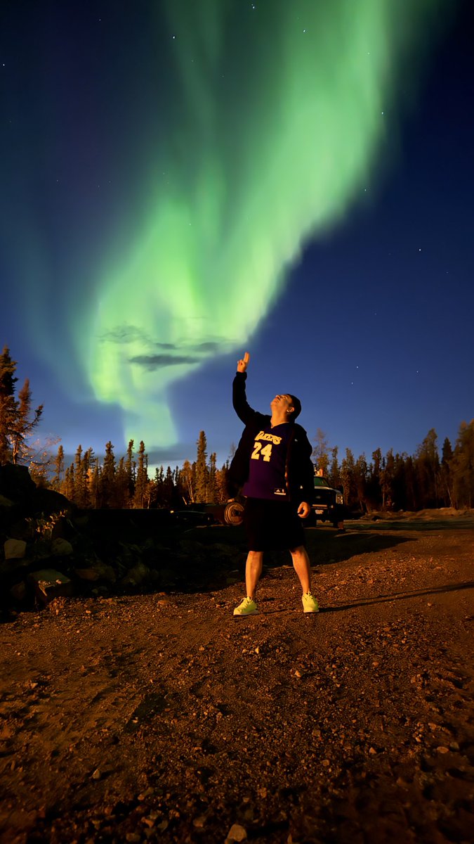 Saludos a la trifecta perfecta desde Yellowknife, Canadá foto de ayer con la del GOAT de los Lakers bien puesta  #ZamtastiKorno